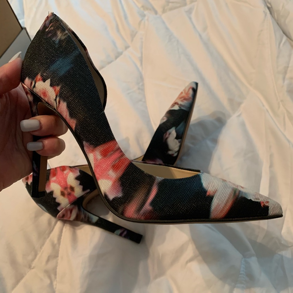 Jessica simpson black rose pumps size 5.5